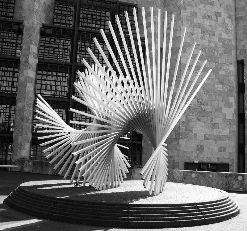 A Real-life Blow-up on Public Display: A <i>real-life</i> blow-up!  Spanish sculptor Andreu Alfaro’s <i>Lebenskraft</i> outside the Mainz Rathaus.